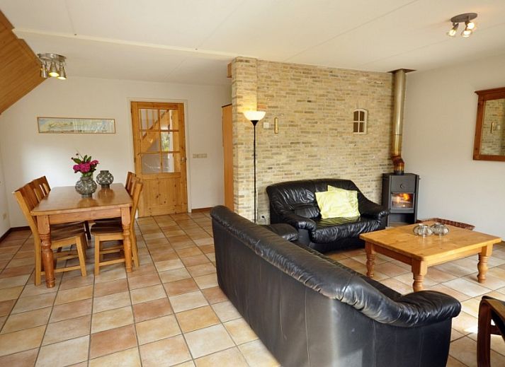 Gezellige woonkamer in Appartementenboerderij de Hek Oost, Hoorn, Terschelling met houtkachel.