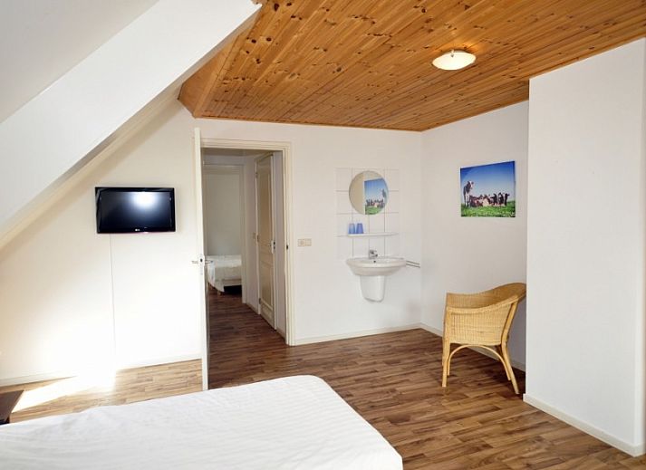 Gezellige woonkamer in Appartementenboerderij de Hek Oost, Hoorn, Terschelling met houtkachel.