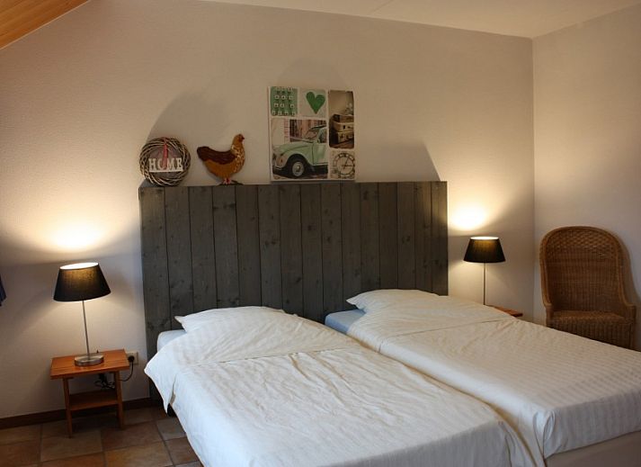 Eetkamer in Appartementenboerderij de Hek Oost, Hoorn, Terschelling met houten tafel en stoelen.