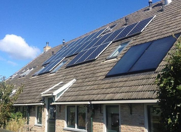 Eetkamer in Appartementenboerderij de Hek Oost, Hoorn, Terschelling met houten tafel en stoelen.
