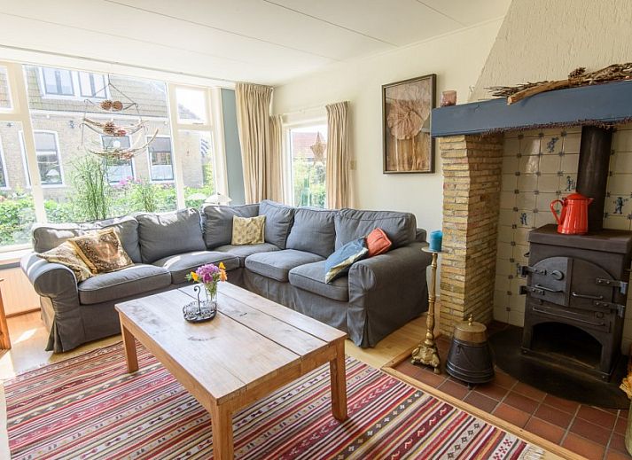 De Sjouw, ein charmantes 8-Personen-Ferienhaus in Hoorn, Terschelling, inmitten gruener Gaerten und traditioneller Architektur.