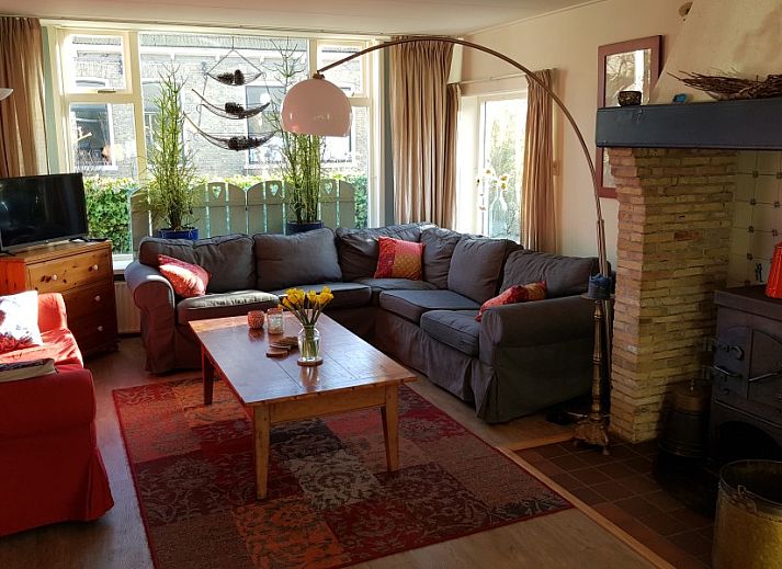 De Sjouw, ein charmantes 8-Personen-Ferienhaus in Hoorn, Terschelling, inmitten gruener Gaerten und traditioneller Architektur.