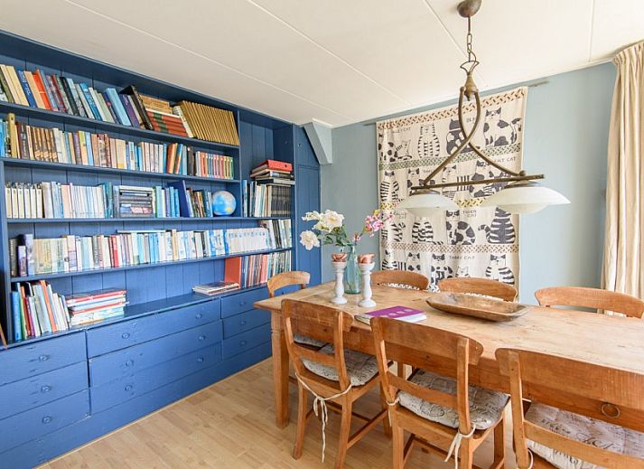 De Sjouw, ein charmantes 8-Personen-Ferienhaus in Hoorn, Terschelling, inmitten gruener Gaerten und traditioneller Architektur.