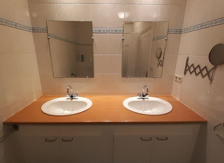 Aike van Rel appartement in Hoorn, Terschelling, Waddeneilanden met charmante gevel en zonnige tuin.