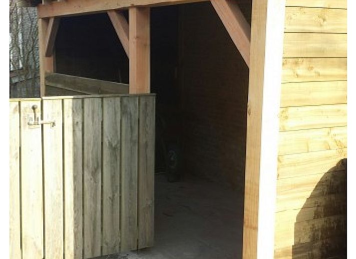 Lichte woonkamer in Aike van Rel appartement, Hoorn, Terschelling met moderne inrichting en kleurrijke kunst.