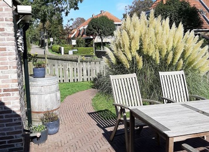 Charmant vakantiehuis Noordhoorn in Hoorn, Terschelling met bloementuin en traditionele architectuur.