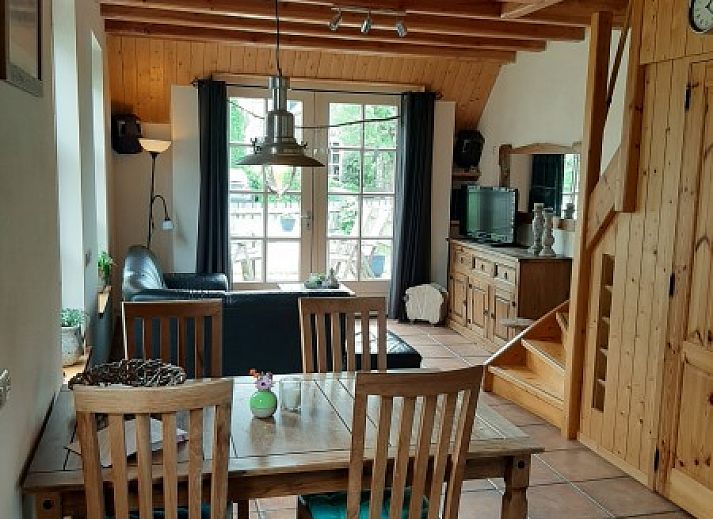 Charmant vakantiehuis Noordhoorn in Hoorn, Terschelling met bloementuin en traditionele architectuur.