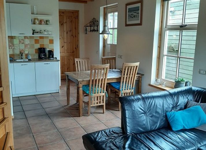 Charmant vakantiehuis Noordhoorn in Hoorn, Terschelling met bloementuin en traditionele architectuur.