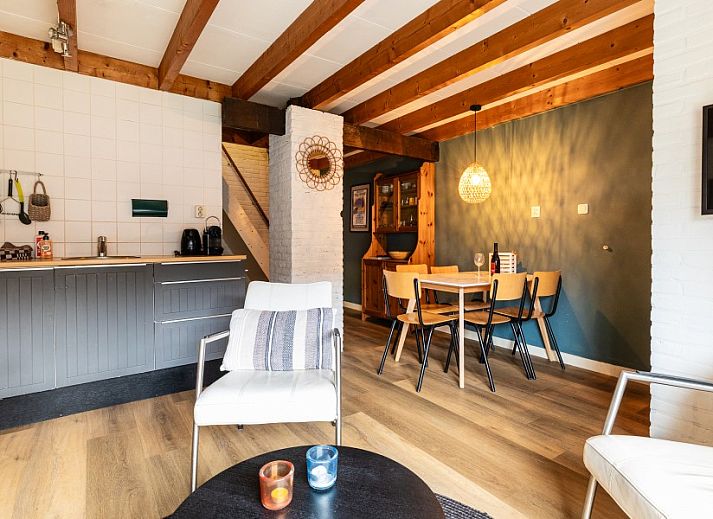 Cozy living room in Haas 2 apartment, Hoorn, Terschelling with wooden beams and comfortable seating area.