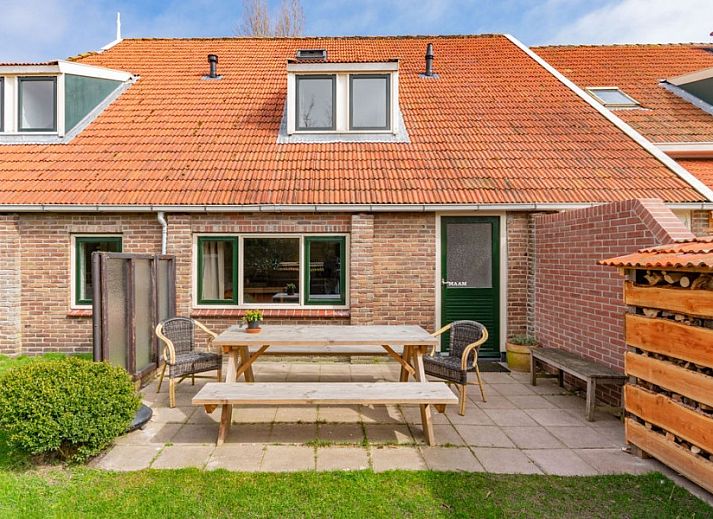 Cozy living room in Haas 2 apartment, Hoorn, Terschelling with wooden beams and comfortable seating area.