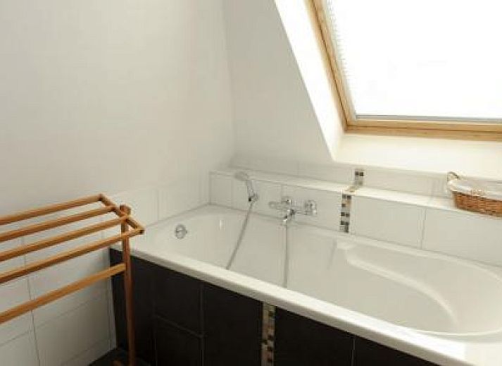 Relax in the garden of the Boerderij, a vacation home in Hoorn, Terschelling, with a cozy picnic table.