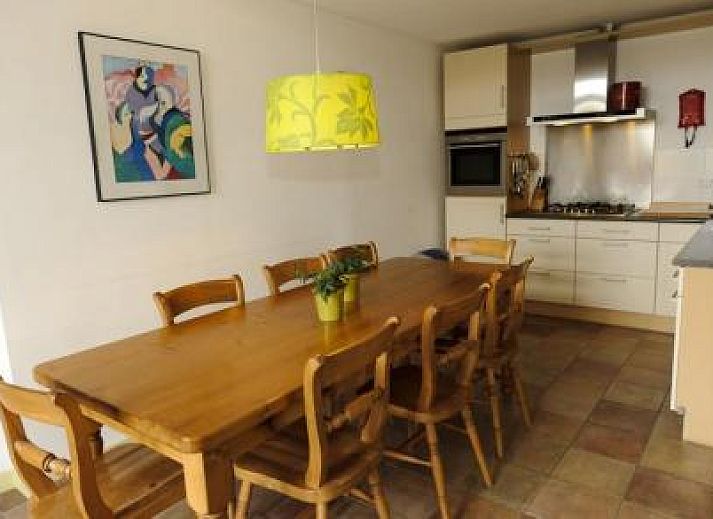 Relax in the garden of the Boerderij, a vacation home in Hoorn, Terschelling, with a cozy picnic table.