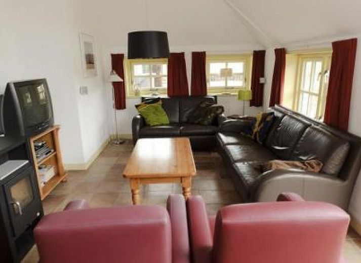 Relax in the garden of the Boerderij, a vacation home in Hoorn, Terschelling, with a cozy picnic table.