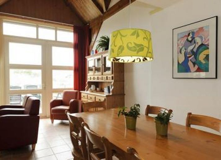 Relax in the garden of the Boerderij, a vacation home in Hoorn, Terschelling, with a cozy picnic table.