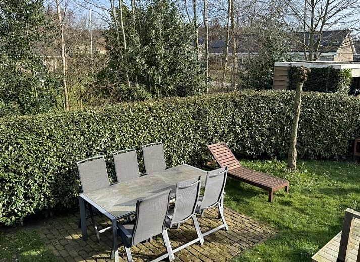 De Hoek vacation home in Hoorn, Terschelling with charming brick facade and green garden.