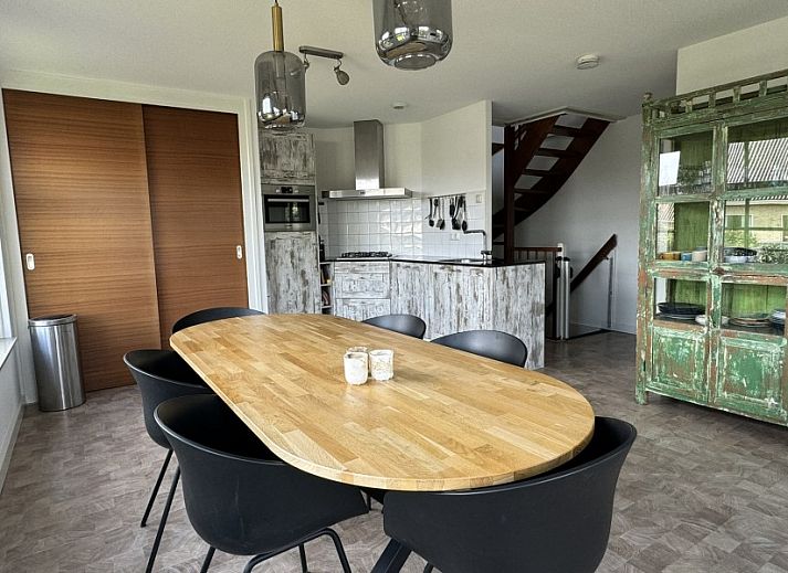 De Hoek vacation home in Hoorn, Terschelling with charming brick facade and green garden.