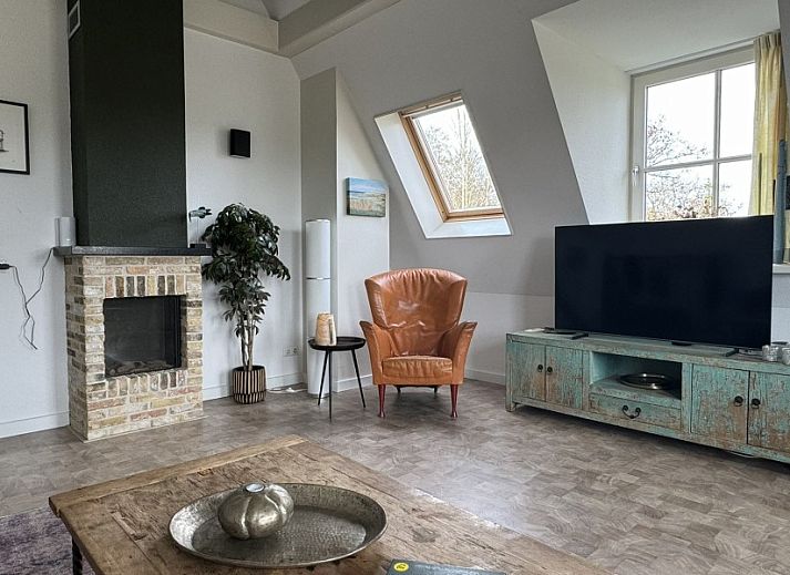 De Hoek vacation home in Hoorn, Terschelling with charming brick facade and green garden.