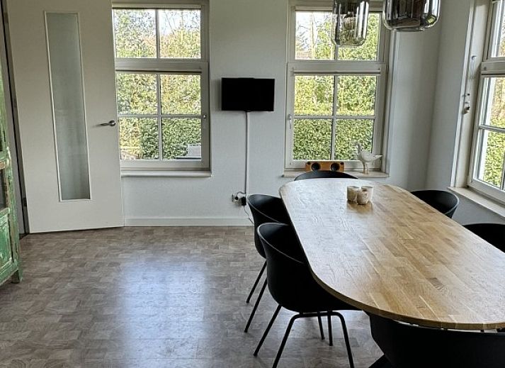 Terrace of De Hoek in Hoorn, Terschelling with comfortable seating and green surroundings.