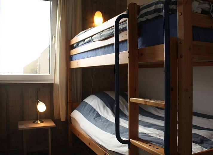 Veranda of Bungalow de Hek in Hoorn, Terschelling, surrounded by green nature.