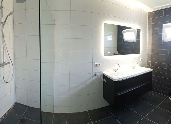 Modern kitchen in Bungalow de Hek, vacation home in Hoorn, Terschelling.