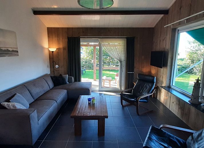 Modern kitchen in Bungalow de Hek, vacation home in Hoorn, Terschelling.