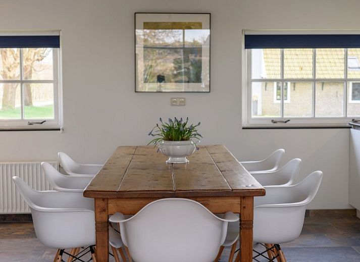 Ruime woonkamer van Het Goeie op Terschelling in Lies met hoge plafonds en comfortabele banken.