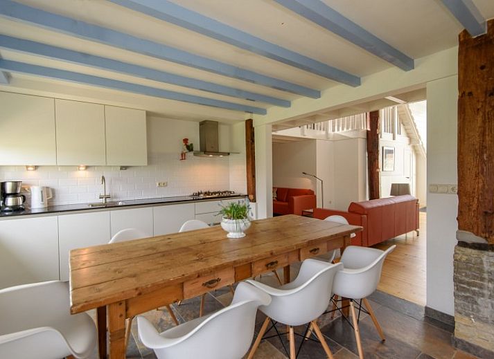 Ruime woonkamer van Het Goeie op Terschelling in Lies met hoge plafonds en comfortabele banken.