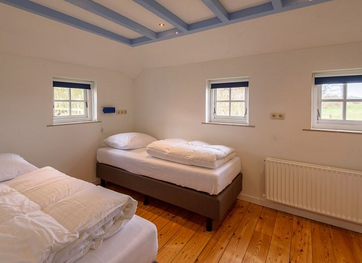 Ruime woonkamer van Het Goeie op Terschelling in Lies met hoge plafonds en comfortabele banken.