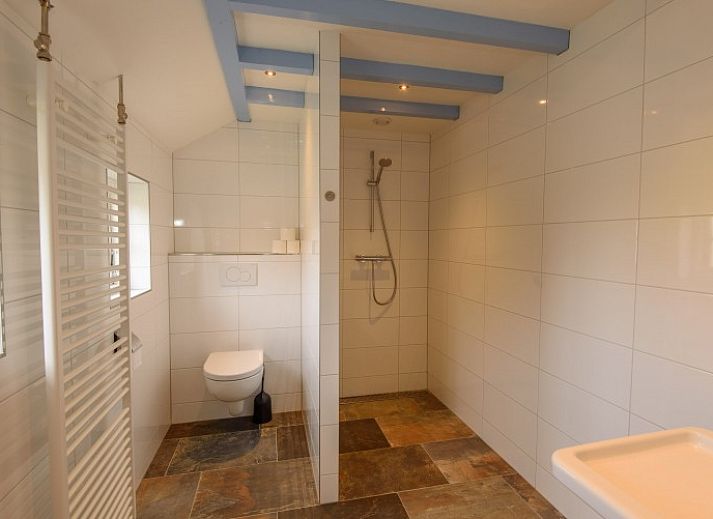 Gezellige zitruimte in vakantiehuis Het Goeie op Terschelling, Lies met uitzicht op de tuin.