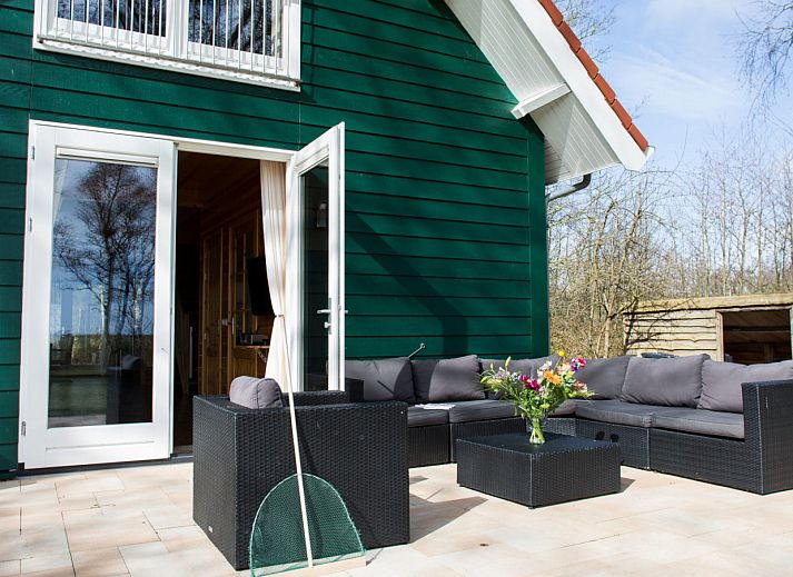 Ferienhaus Kijkduin in Midsland, Terschelling, umgeben von bluehender Natur auf den Waddeninseln.