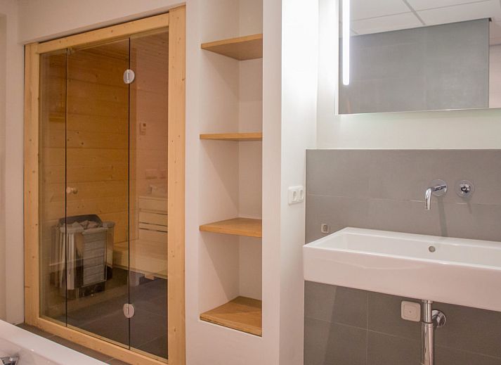 Terrasse des Ferienhauses Kijkduin in Midsland, Terschelling mit bequemen Sitzgelegenheiten auf den Watteninseln.