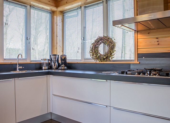 Terrasse des Ferienhauses Kijkduin in Midsland, Terschelling mit bequemen Sitzgelegenheiten auf den Watteninseln.