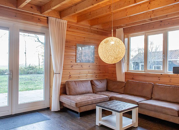 Terrasse des Ferienhauses Kijkduin in Midsland, Terschelling mit bequemen Sitzgelegenheiten auf den Watteninseln.