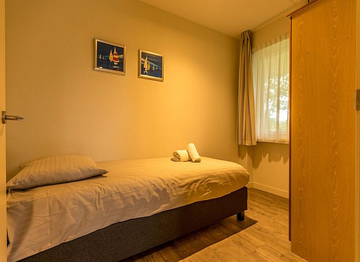 Gemuetliches Wohnzimmer des Wellness Apartments | 5 Pers in Midsland, Terschelling, mit moderner Kueche und komfortabler Sitzecke.