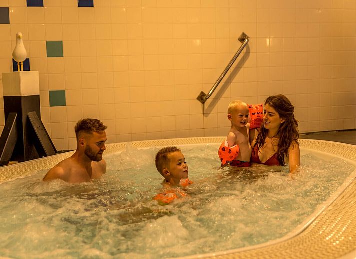 Moderne Kueche und Essbereich im Wellness Apartment | 5 Pers in Midsland, Terschelling, ideal fuer einen entspannten Aufenthalt auf den Watteninseln.