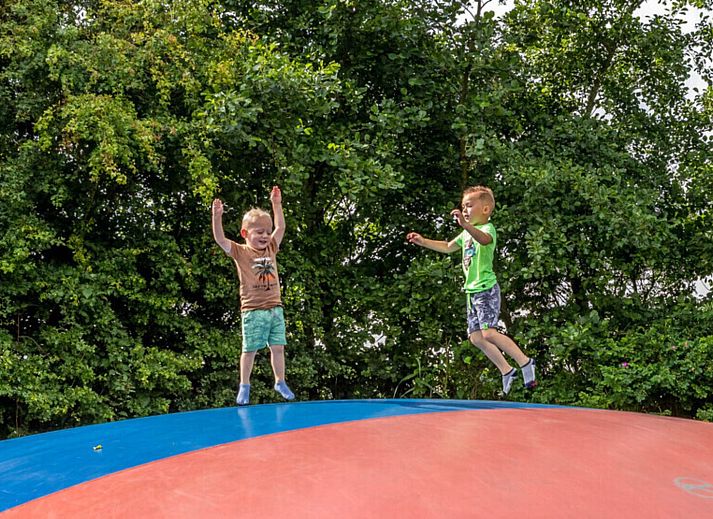 Gezellige eetruimte in DeLuxe Appartement, Midsland, Terschelling, perfect voor familiediners.