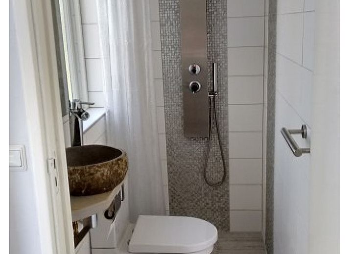 Beach House Terschelling vakantiehuis in Klein Hoorn, omringd door groen en natuur op de Waddeneilanden.