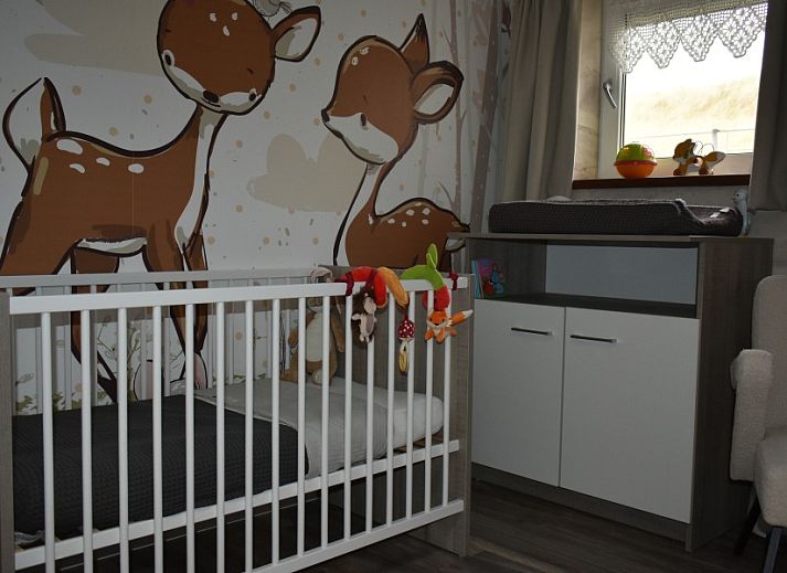 Gezellige eetkamer in Duinvilla De Reddingboot, Oosterend, Terschelling met uitzicht op de natuur.