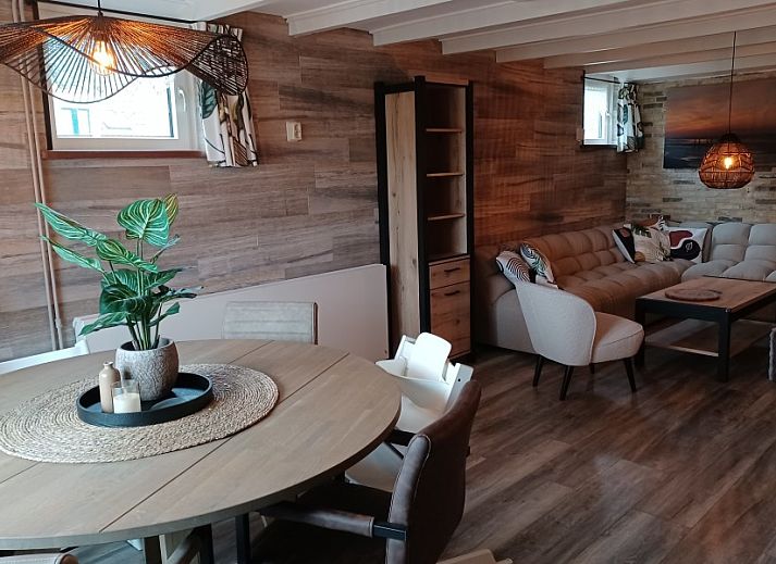 Gezellige eetkamer in Duinvilla De Reddingboot, Oosterend, Terschelling met uitzicht op de natuur.