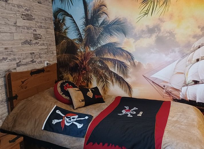 Gezellige eetkamer in Duinvilla De Reddingboot, Oosterend, Terschelling met uitzicht op de natuur.