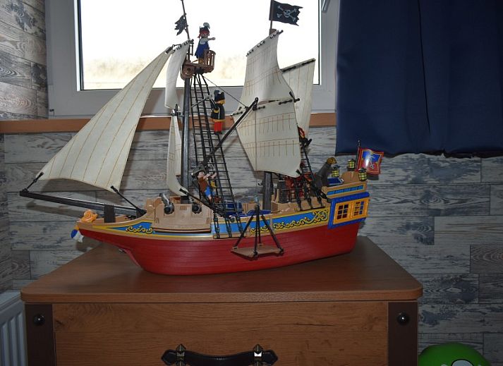 Gezellige eetkamer in Duinvilla De Reddingboot, Oosterend, Terschelling met uitzicht op de natuur.