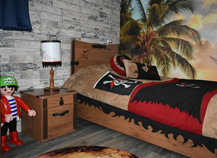 Gezellige eetkamer in Duinvilla De Reddingboot, Oosterend, Terschelling met uitzicht op de natuur.