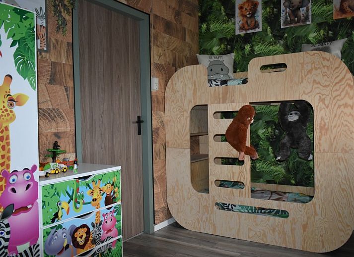 Slaapkamer met stranddecor in Duinvilla De Reddingboot, Oosterend, Terschelling voor een ontspannen verblijf.