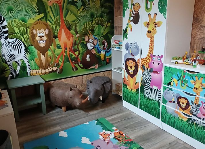 Slaapkamer met stranddecor in Duinvilla De Reddingboot, Oosterend, Terschelling voor een ontspannen verblijf.