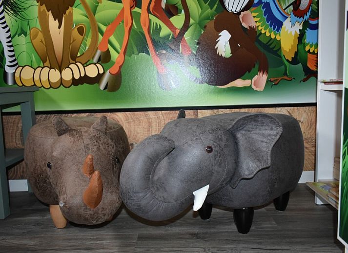 Slaapkamer met stranddecor in Duinvilla De Reddingboot, Oosterend, Terschelling voor een ontspannen verblijf.