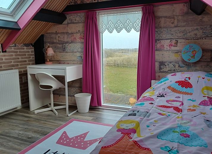 Slaapkamer met stranddecor in Duinvilla De Reddingboot, Oosterend, Terschelling voor een ontspannen verblijf.