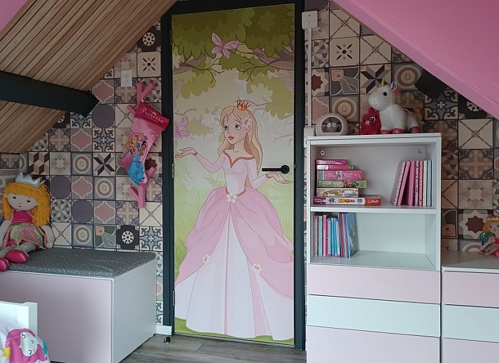 Slaapkamer met stranddecor in Duinvilla De Reddingboot, Oosterend, Terschelling voor een ontspannen verblijf.