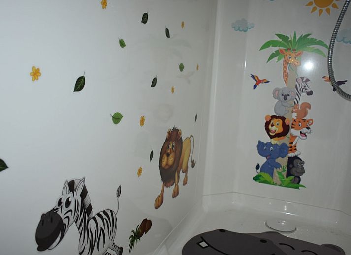 Kinderkamer in Duinvilla De Reddingboot, Oosterend, Terschelling met schattige dierenprints.