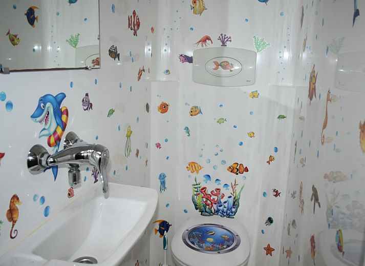 Kinderkamer in Duinvilla De Reddingboot, Oosterend, Terschelling met schattige dierenprints.