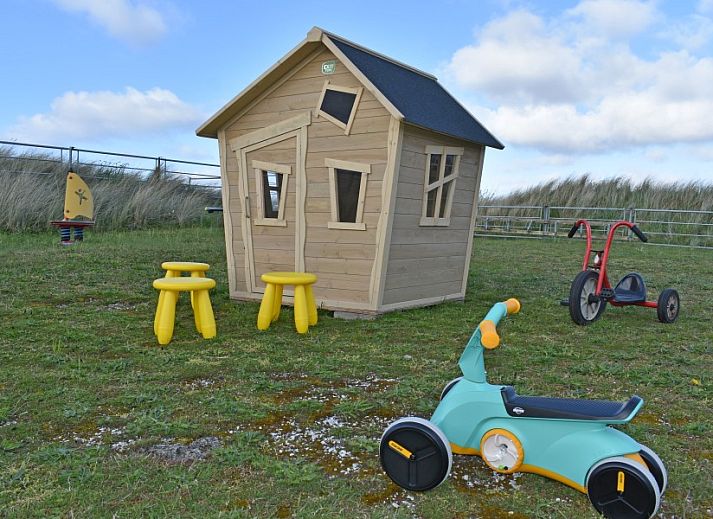 Speelse muurschildering in de kinderkamer van Duinvilla De Reddingboot, Oosterend, Terschelling.